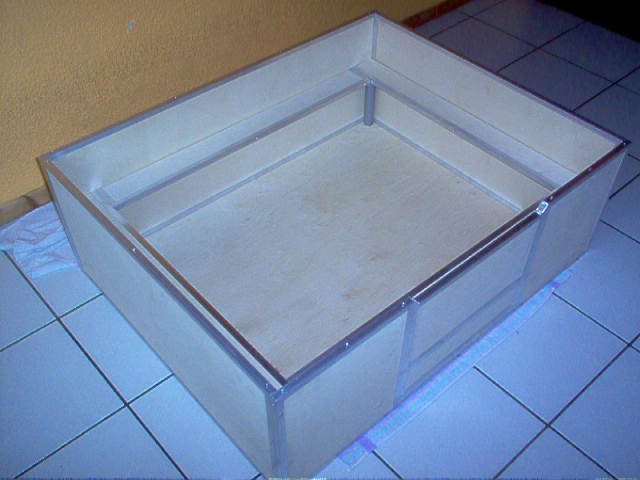 Wurfbox mit hellem Boden und Welpenschutz-Rahmen